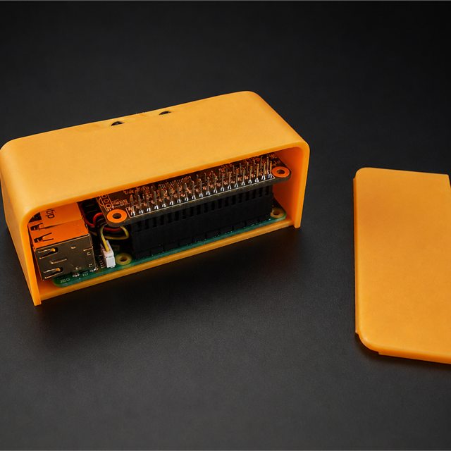 Oranžno zaščitno ohišje elektronskega krmilnika
